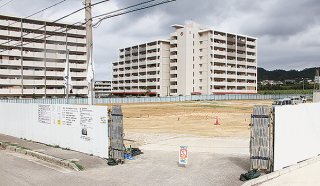 県営新川団地3号棟整備に向け、旧・施設の解体作業が終了。奥に見えるのは1、2号棟＝15日午前、新川