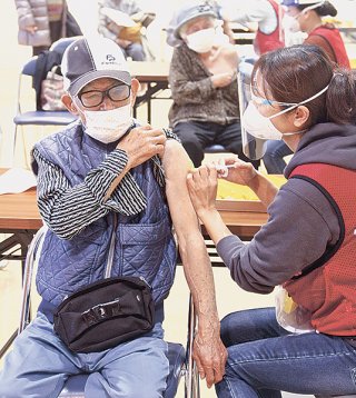 3回目のワクチン集団接種が始まった。市は85歳以上、65歳以上、64歳以下と順次計画している＝18日午後、市健康福祉センター