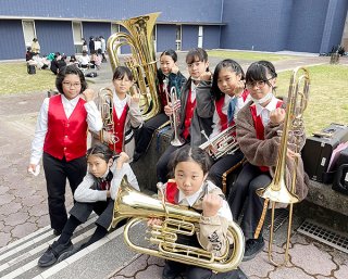 第47回九州アンサンブルコンテストで銀賞に輝いた登野城小学校器楽クラブ（提供）