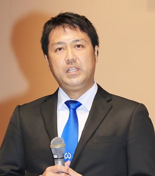 竹富町長選挙へ出馬を表明する前泊正人氏＝24日、中野わいわいホール