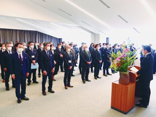 2022年度始めの式で中山義隆市長（右）の訓示を聞く職員＝１日午前、２階大会議室