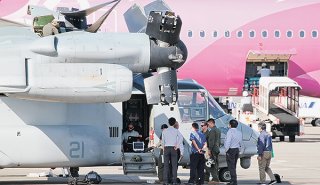 1回目の試験飛行後、米軍関係者から話を聞く沖縄防衛局と市空港課の職員ら＝4日午後4時10分ごろ、南ぬ島石垣空港