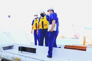 旅客船の安全確認を行う海保職員ら＝29日午前、ユーグレナ石垣港離島ターミナル桟橋