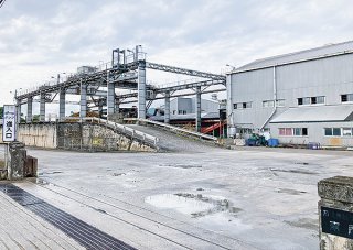 長雨の影響で5月下旬までの操業が見込まれる石垣島製糖工場＝9日午後
