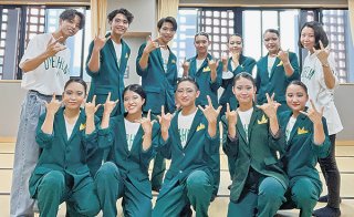 県高校ストリートダンスコンテストの小編成部門で3位に選ばれた八重高ダンス部のメンバーら＝4日、与那原かなちホール（提供）