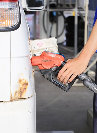 八重山圏域では依然として高値が続くガソリン価格＝6日午後、石垣市内の給油所