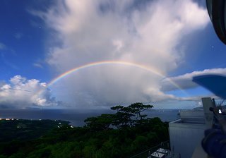石垣島天文台の北西の空に姿を現した月虹＝13日午後9時5分（国立天文台提供）