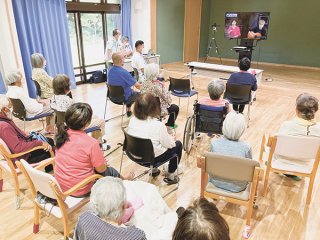 ぱいぬしまテレビの開通を記念して行われた八代亜紀さんのオンラインライブイベント＝22日午後、竹富島複合型福祉施設