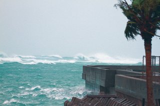 台風11号の接近で大しけとなった海上＝3日午前、八島町の登野城地区魚類養殖場から撮影
