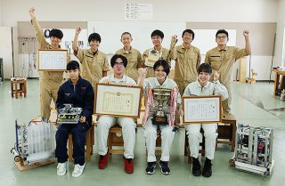 第29回県高校ロボット競技大会で全国出場2枠を独占した八商工アイディアロボット部のメンバー＝3日夕、校内