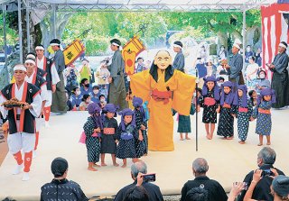 関係者のみで3年ぶりに行われた竹富島「種子取祭」の奉納芸能＝4日午後、世持御嶽