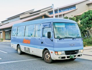 来月から石垣市内で75歳以上の市民の路線バス運賃無料化が始まる＝14日夕、市役所