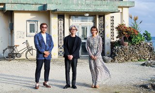 診療所前で報道向けのトークセッションを行った（左から）中江功監督、吉岡秀隆さん、柴咲コウさん＝21 日、比川