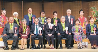 法務大臣表彰を受彰した保護司の池田さん（前列左）＝6日午後、なはーと