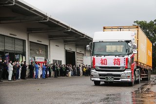 石垣島で生産されたゴーヤとインゲンが大型トラックで県外へ初出荷された＝6日午前、ＪＡおきなわパイン集出荷場