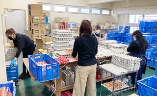 観光の回復とともに高まる需要に対応しようと卵の出荷作業に追われる従業員ら＝19日午後、同社