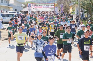 959人が出場した第28回竹富町やまねこマラソン大会。23㌔でスタートするランナーら＝11日午後、上原小学校校門前