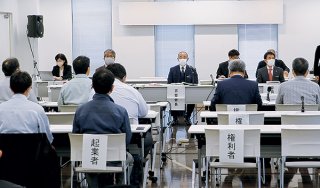 県収用委員会の審理に出席する関係者ら＝14日午後、八汐荘
