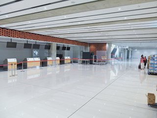 閑散とした石垣空港国際線旅客ターミナル。国際線の定期便再開は見通しが立っていない＝11日