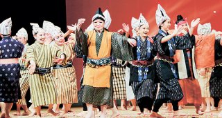 ィナーレは総勢102人の踊り手によるモーヤーが披露された＝14日午後、石垣市民会館大ホール