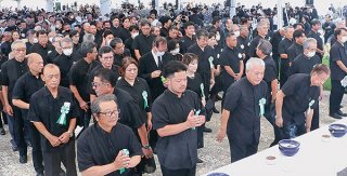 4年ぶりに通常規模で開催された沖縄全戦没者追悼式。参列者が祭壇に向かって焼香、合掌した＝23日午後、平和祈念公園広場