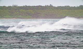 風が強くなり、沖合では白波が目立つようになってきた＝2日夕、大浜海岸