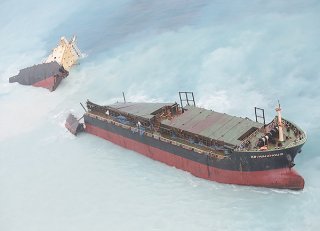 船体中央部で破断された貨物船ＸＩＮ　ＨＡＩ　ＺＨＯＵ2（第11管区海上保安本部提供）