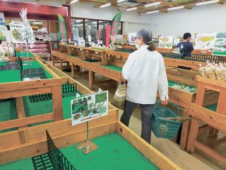 台風6号の影響で八重山も食料品が品薄になっている。入荷した石垣島産のエンサイや水耕栽培のレタスなどが売り切れた後のＪＡファーマーズマーケットゆらてぃく市場＝5日午後