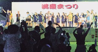 出演者全員で「島人ぬ宝」を合唱、会場も一体となった＝26日夜、川平小中学校