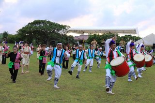 地域行事明石エイサーが開催され、伝統の手踊りや力強い太鼓が披露された＝29日夕、明石公民館広場