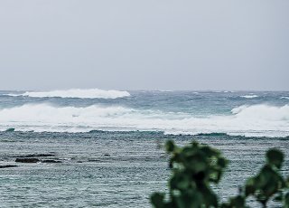台風11号の接近で大しけとなっている海上＝2日午後、大浜海岸