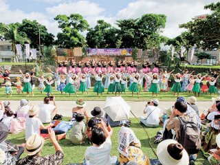 35団体約400人が一堂に会する石垣島フラフェスティバル2023は、地元のメケ・アロハ・プメハナのダンスで幕開け＝14日午前、新栄公園