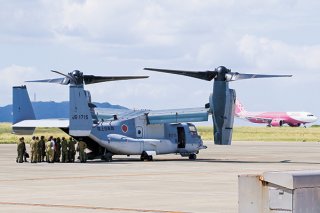 沖縄県が自粛を求める中、民間空港に飛来した陸自オスプレイ＝19日午後、新石垣空港