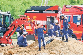 土砂埋没した車両から被災者の救出訓練をする消防隊員ら＝29日午後、旧石垣空港跡地
