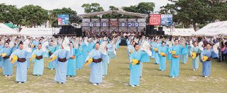 祭りの開会式を盛り上げた八重山民俗舞踊保存会による「100人鷲ぬ鳥節」＝4日午後、新栄公園