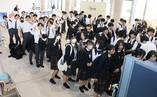 教育旅行が最盛期を迎えている八重山。県外から訪れた高校生たち＝6日午後、南ぬ島石垣空港