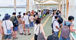 竹富町航路を利用する観光客ら。訪問税2000円の徴収が検討されている＝2022年7月15日、竹富港