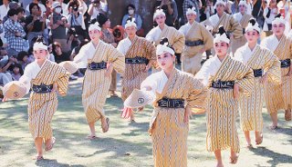 竹富島最大の伝統行事「種子取祭」の奉納芸能初日に「ジッチュ」を奉納する女性たち＝28日午後、世持御嶽