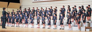 「いのちのリレー」を合唱する石垣小学校4年生の皆さん＝2日、石垣市民会館大ホール