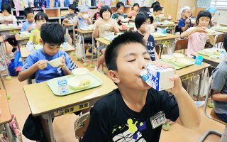 石垣市内の小中学校で3学期の給食費が無償化される。写真は学校給食時の子どもたち（資料写真）