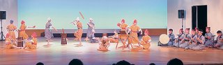 第23回全国中学校総合文化祭沖縄大会で「弥勒世（ミルクユー）」を発表する石垣中郷土芸能部（提供）