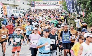 1056人が出場した第29回竹富町やまねこマラソン大会。23㌔でスタートするランナーら＝10日午後、上原小学校校門前