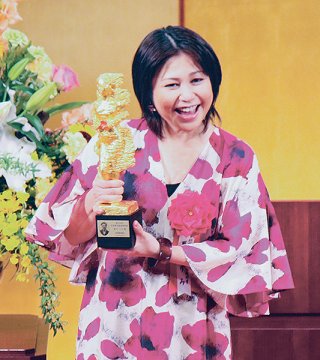 宮良長包賞の特別賞を受賞した夏川りみさん＝27日夜、琉球新報社