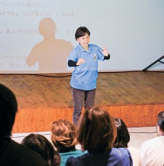 手話スピーチコンテストで手や指、口の動きを使って意味を伝える参加者＝3日午後、チャレンジ石垣島