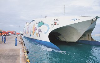 台湾の海運会社からギリシャのフェリー会社に売却されたナッチャン・レラ＝2016年5月14日、石垣港