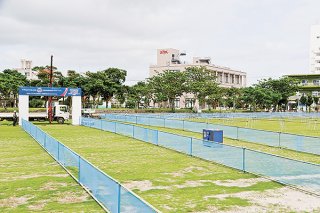 26年ぶりにフィニッシュ会場となる新栄公園。ゲートの設置など準備が進む＝18日午後、新栄公園