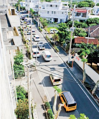 多くの住民が車で避難しようとしたため、高台へ続く道路で渋滞が発生した＝４月３日午前９時半ごろ、石垣中学校東側道路