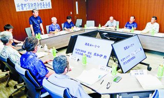 各地区の課題などについて共有を図る竹富町消防団分団長ら＝4月27日午後、町役場庁議室