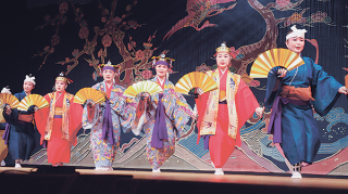 「豊穣の舞」をテーマに5曲の演目を披露した宇根佳代子八重山舞踊稽古道場の皆さん＝12日午後、石垣市民会館大ホール